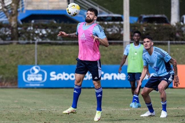 Fotos do treino do Cruzeiro neste domingo, na Toca da Raposa II. As novidades foram as presenas do atacante Rafa Silva, recuperado de incmodo no p direito, e dos recm-contratados Luis Felipe (zagueiro, ex-PSV da Holanda) e Bruno Rodrigues (atacante, ex-Famalico de Portugal)
