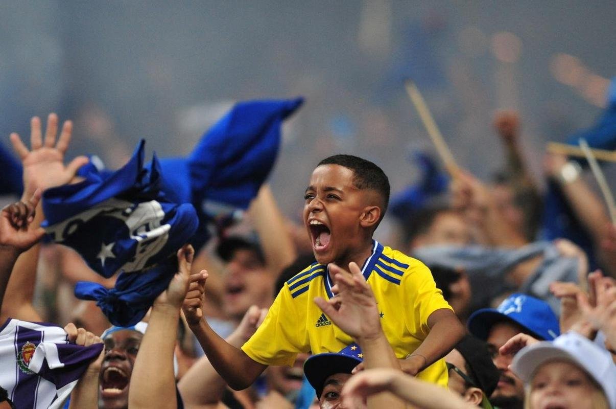 Gabriel Henry, o Gabrielzinho, de 11 anos, em festa na torcida do Cruzeiro durante a vit�ria por 3 a 0 sobre o Vasco, no Mineir�o, pela S�rie B de 2022