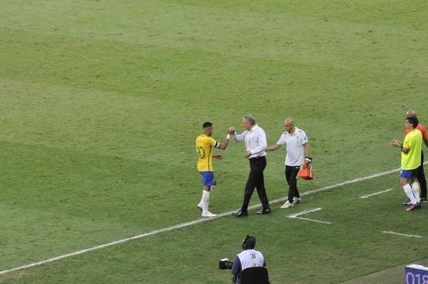 Neymar marca o segundo do Brasil aos 45 do primeiro tempo