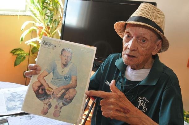 Recortes de jornais, revistas e a prpria memria de Nogueirinha contam parte da histria do Cruzeiro (fotos: Jair Amaral/EM D.A Press)