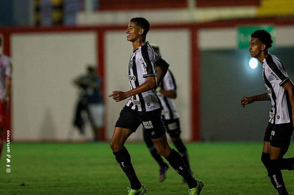 Tombense e Atlético se enfrentaram nesta quinta-feira (4), em partida válida pela 2ª rodada do Campeonato Mineiro. O confronto foi realizado no Estádio Antônio Guimarães de Almeida, em Tombos. No primeiro tempo, uma queda de energia paralisou a partida por cerca de 20 minutos.