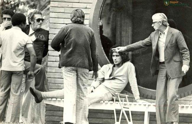 Lateral Nelinho na Toca da Raposa I em 1976, aps operar o menisco do joelho