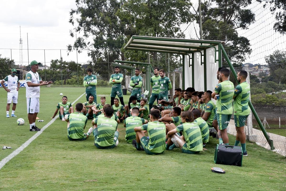 Titulares do Amrica foram poupados do treino com bola no campo, nesta segunda-feira, no CT Lanna Drumond. De qualquer forma, todo o elenco participou de uma palestra com o tcnico Lisca. A novidade do dia foi a volta do zagueiro Eduardo Bauermann s atividades normais. O volante Z Ricardo segue como dvida para enfrentar o Internacional na quarta-feira, em 'deciso' pela Copa do Brasil