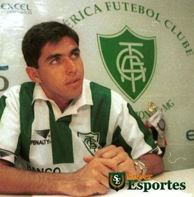 Atacante Robson com o modelo de uniforme de 1998