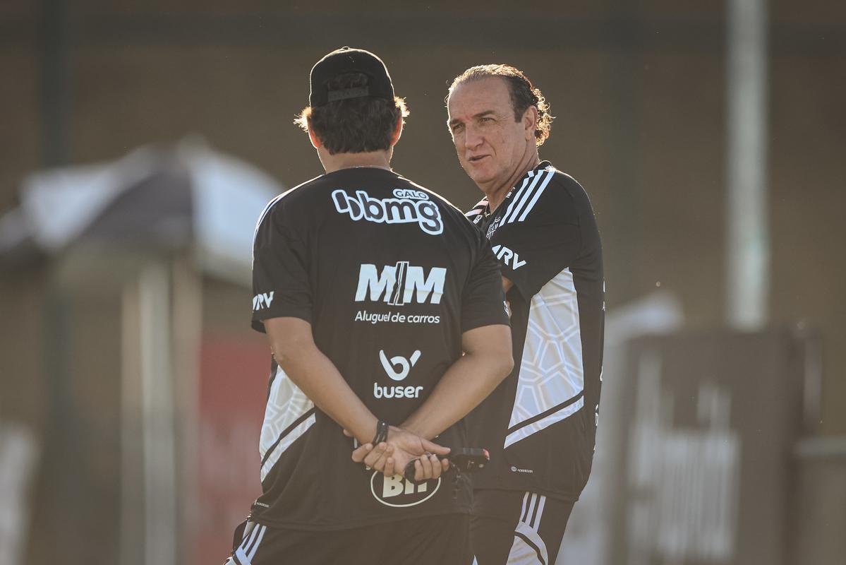 Nesta tera-feira (26), Cuca foi apresentado como treinador do Atltico - pela terceira vez na carreira. Primeiro, foi saudado pelo diretor de futebol Rodrigo Caetano e concedeu entrevista coletiva na sala de imprensa da Cidade do Galo. Depois, comandou o primeiro treino com o elenco no CT, j pensando no confronto contra o Internacional, pelo Campeonato Brasileiro.