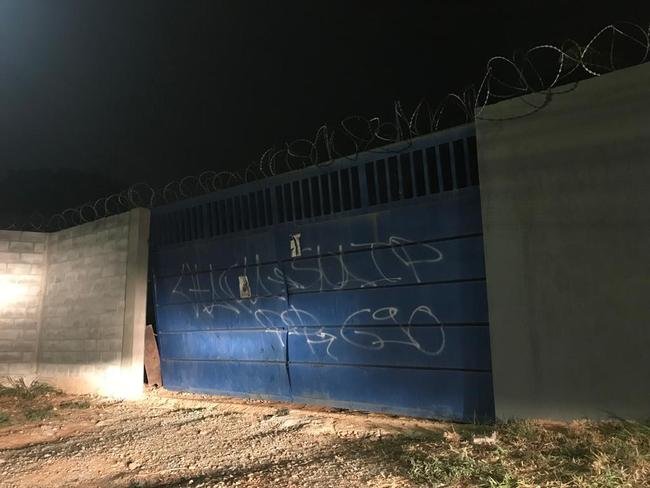 Torcedores picharam muros e arrombaram o porto da Toca II