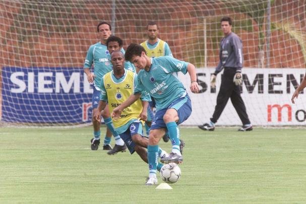 Fernando Diniz, técnico do Fluminense foi contratado pelo Cruzeiro em agosto de 2004. O meia teve uma curta passagem pela equipe celeste, com apenas oito partidas, sem balançar as redes