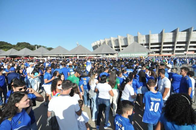 Chegada da torcida do Cruzeiro ao Mineiro para o jogo contra a Ponte Preta pela 13 rodada da Srie B do Campeonato Brasileiro. Estdio voltou a receber grande pblico