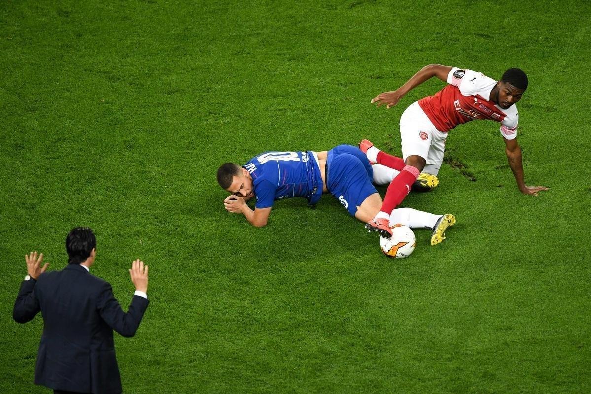 Com direito a um show de Hazard no segundo tempo, quando o craque belga marcou dois gols e ainda deu assistncia para Pedro balanar as redes, o Chelsea goleou o Arsenal por 4 a 1, nesta quarta-feira, no estdio Olmpico de Baku, no Azerbaijo, e conquistou o seu segundo ttulo da Liga Europa