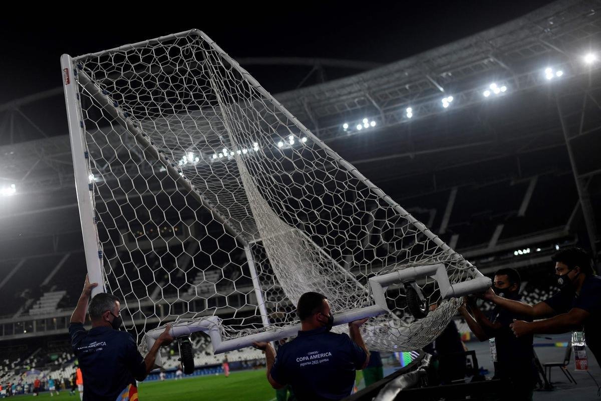 Brasil e Peru se enfrentaram no Estdio Nilton Santos, pelas semifinais da Copa Amrica 