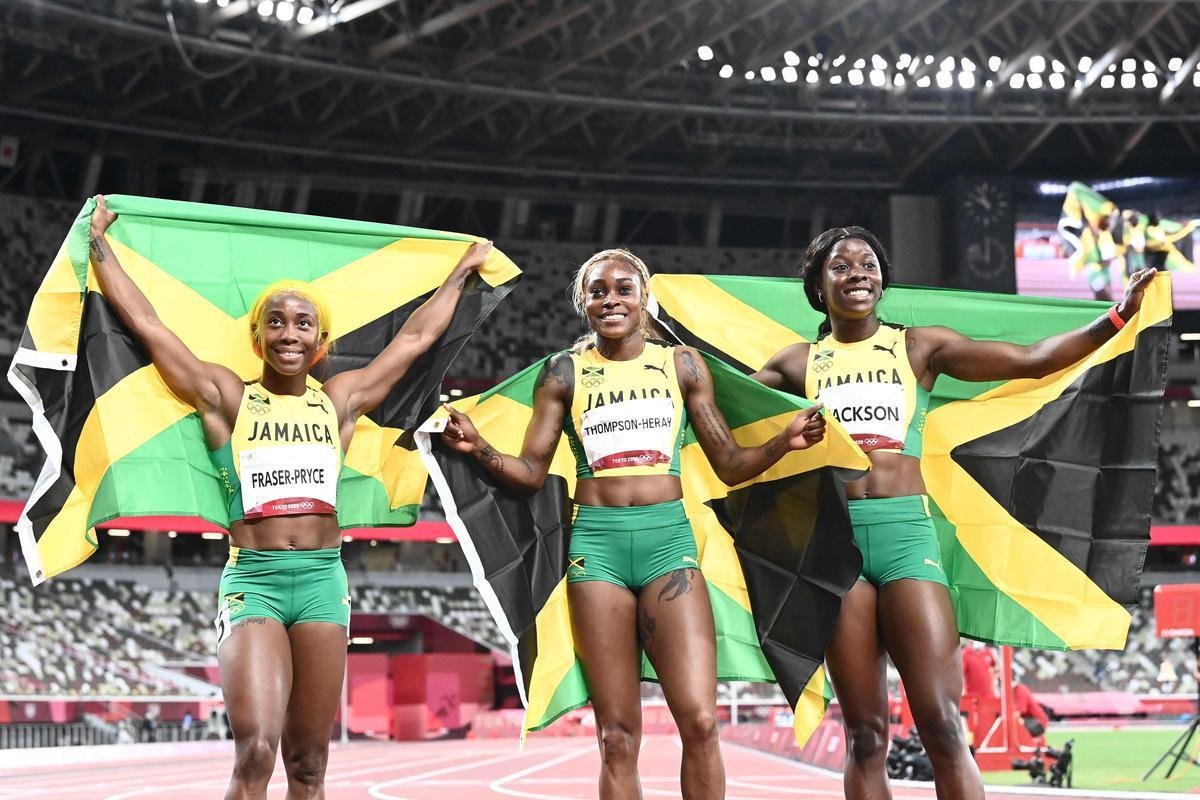 Fotos espetaculares da vitria da jamaicana Elaine Thompson-Herah nos 100m rasos dos Jogos Olmpicos de Tquio com o tempo de 10s61. A velocista quebrou o recorde olmpico e comandou o pdio jamaicano ao lado de Ann Fraser-Pryce, prata, e Shericka Jackson, bronze.