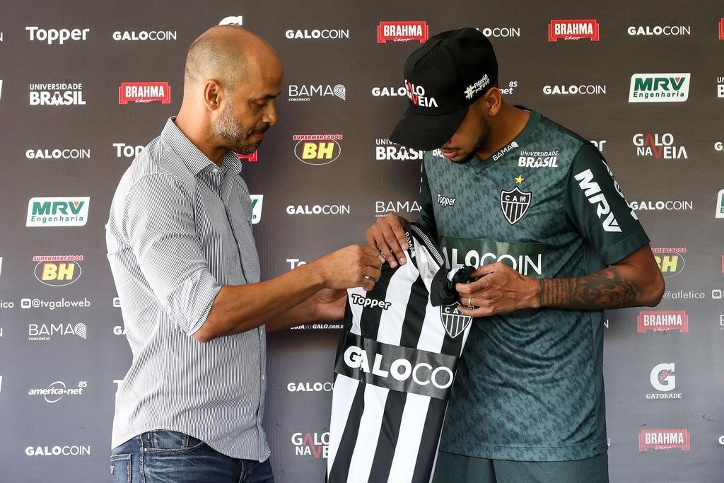 Imagens da apresentao de Jair no Atltico