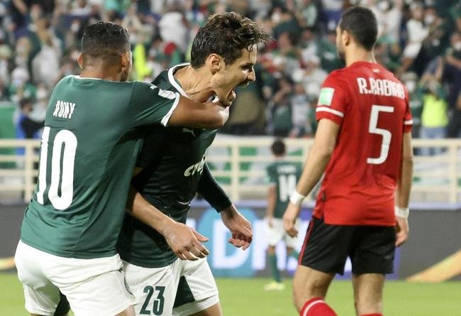 O Palmeiras derrotou, nesta tera-feira (8), o Al Ahly, do Egito, por 2 a 1, no Estdio Al Nahyan, e garantiu vaga na do Mundial de Clubes. Em Abu Dhabi, nos Emirados rabes, Raphael Veiga e Dudu deram show, cada um com um gol e uma assistncia.