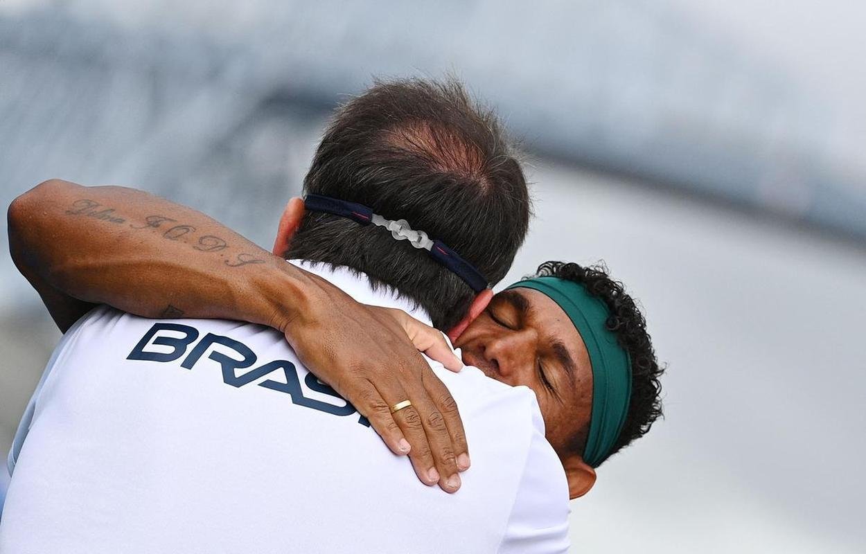 Isaquias Queiroz venceu a final da canoagem sprint C1 1000m com tempo de 4:04.408