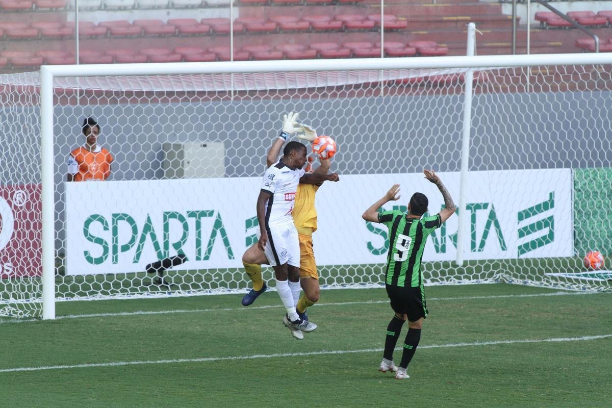 Lances da partida entre Amrica e Tupi. Coelho venceu no Independncia por 5 a 0
