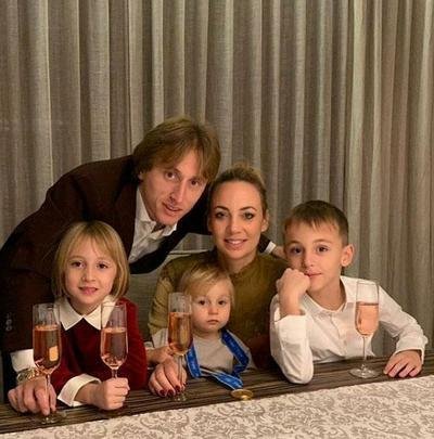 Melhor jogador do mundo, Modric postou foto com a família