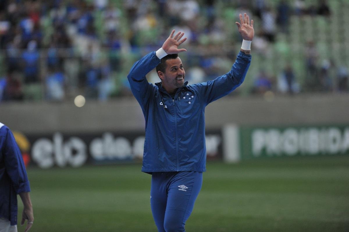 Jogadores, integrantes da comisso tcnica e dirigentes do Cruzeiro recebem faixas alusivas ao ttulo da Copa do Brasil