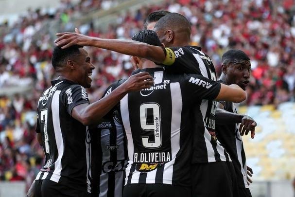 Leonardo Silva, de cabeça, empatou para o Atlético aos 22 do primeiro tempo: Flamengo 1 x 1 Atlético