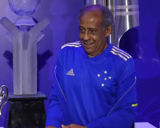 Cruzeiro lançou oficialmente sua nova camisa do ano do centenário nesta quinta-feira com a presença do ídolo histórico Dirceu Lopes e apresentação de Gustavo Nolasco, colunista do Superesportes e do Estado de Minas