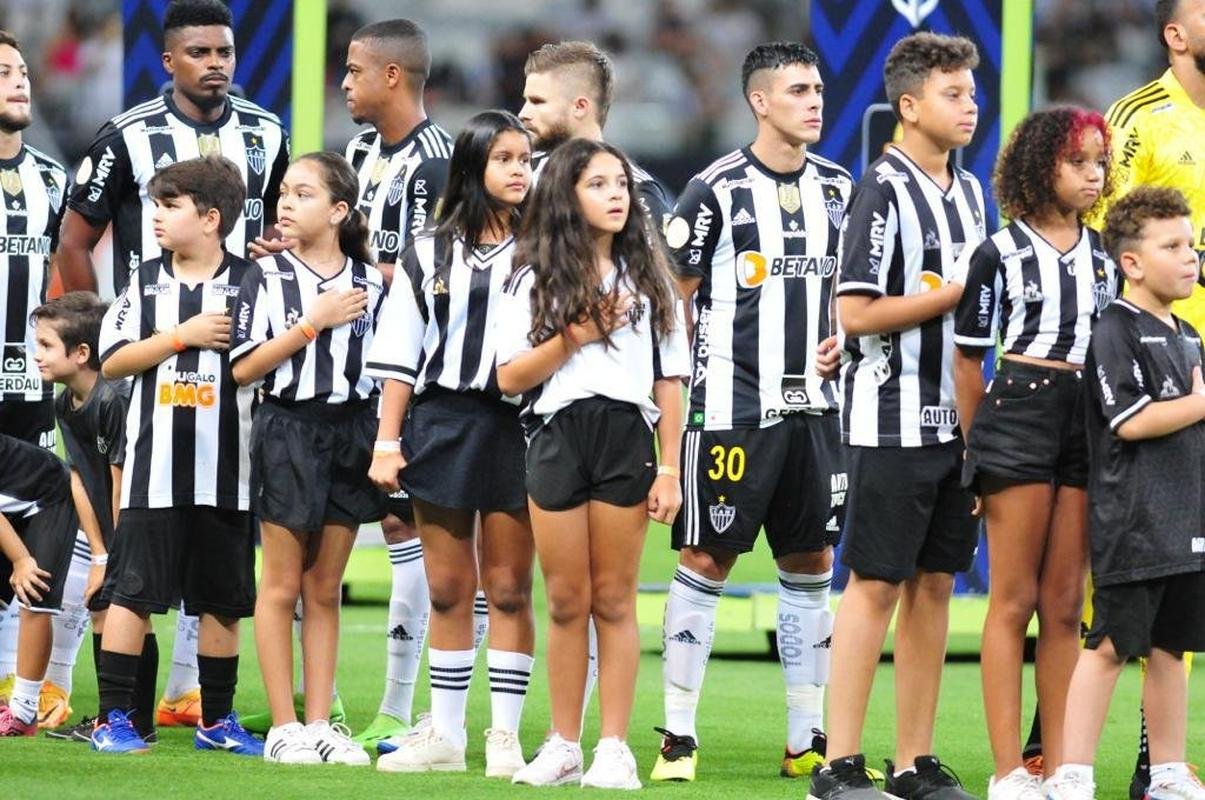 Mascotinhos do Atltico no jogo contra o Juventude, no Mineiro, pelo Campeonato Brasileiro de 2022