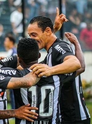 A dupla Cazares e Ricardo Oliveira vem mostrando bom entrosamento no Atltico, principalmente em 2019. O centroavante  o artilheiro do Galo na Libertadores com quatro gols, dois deles com assistncias do camisa 10. Alm de servir o companheiro, Cazares marcou um gol