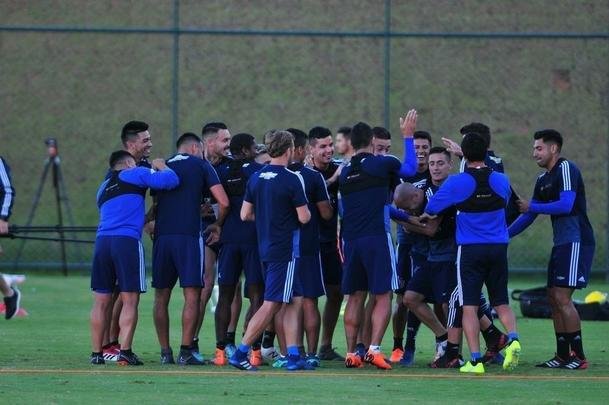 Elenco da Universidad de Chile treinou nesta tera-feira  tarde na Cidade do Galo, em Vespasiano. Time chileno se prepara para enfrentar o Cruzeiro na quinta, s 19h15, no Mineiro, pela Copa Libertadores. Tcnico Angel Guillermo Hoyos ter retornos do zagueiro Jara e do lateral-esquerdo Beausejour