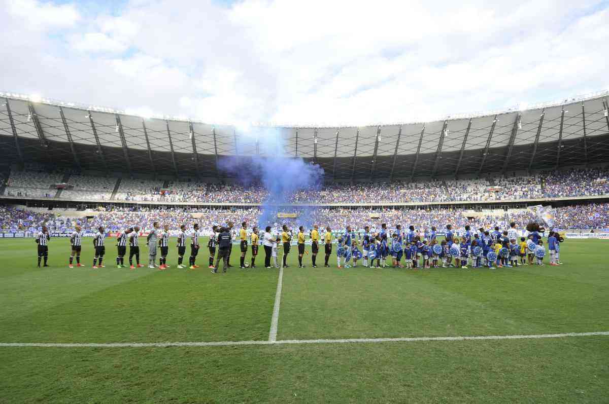 Imagens do jogo de ida da final do Mineiro, entre Cruzeiro e Atltico, no Mineiro (Juarez Rodrigues/EM/D. A Press)