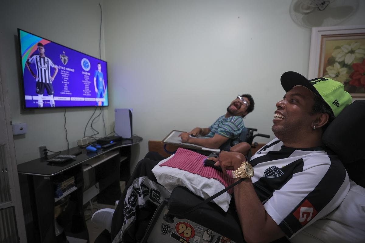 Jogadores do Atltico visitam Ncleo Assistencial Caminhos para Jesus