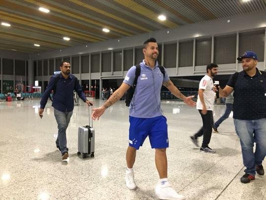 Delegao do Cruzeiro foi composta por 23 jogadores em viagem para Buenos Aires, na Argentina, local da partida de quarta, s 21h45, contra o Boca Juniors, pela Copa Libertadores. Meia uruguaio De Arrascaeta foi vetado e permaneceu em Belo Horizonte.
