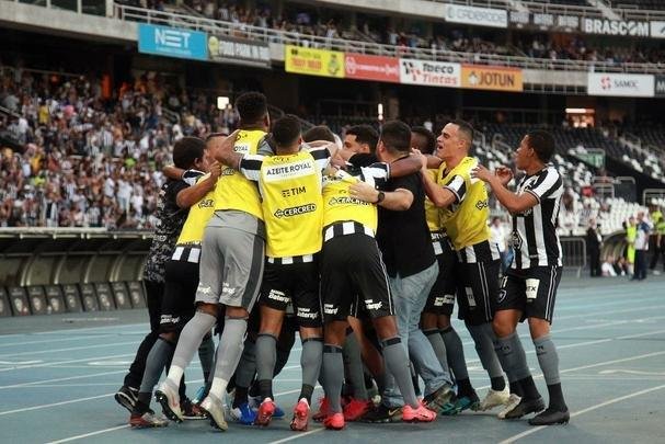 Fotos da vitória do Botafogo sobre o Atlético, por 2 a 1, no Engenhão, pela 18ª rodada do Brasileiro