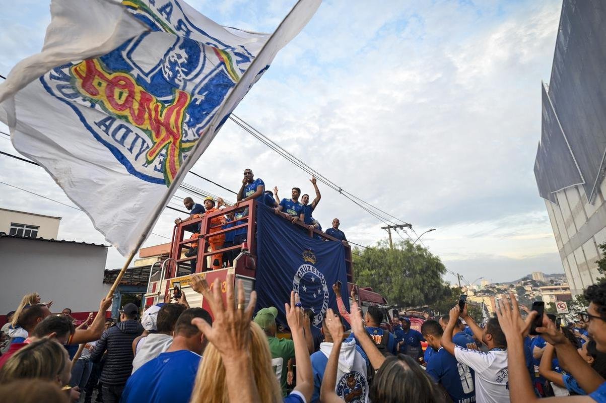 Time de vlei do Cruzeiro festeja conquista da Superliga nas ruas e no estdio