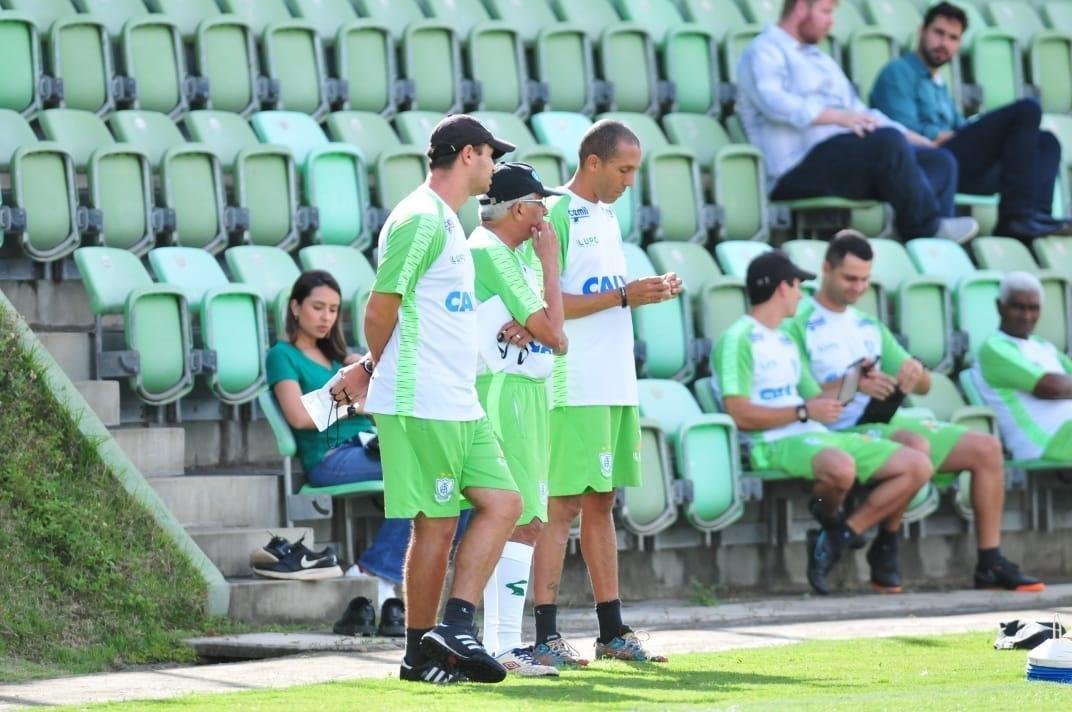 Tcnico acompanhou treinamento regenerativo do elenco nesta segunda-feira