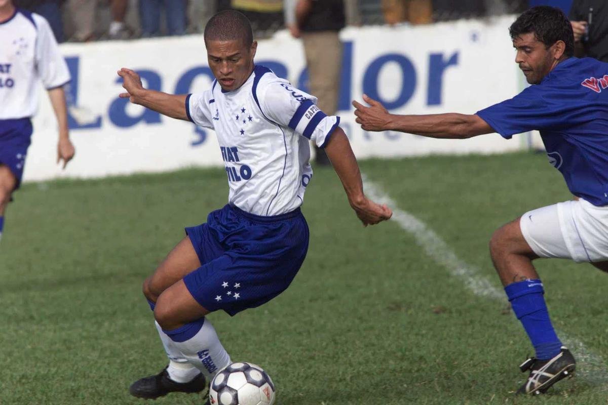 O primeiro passo do Cruzeiro em 2003 para alcanar a histrica Trplice Coroa foi dado em 16 de maro, com a conquista do Campeonato Mineiro de pontos corridos. A taa foi erguida de forma antecipada com a vitria por 4 a 0 sobre a URT, no estdio Zama Maciel, em Patos de Minas, pela 11 rodada. Deivid, Aristizbel, Alex e Maurinho marcaram os gols do triunfo. Em seguida, o elenco deu a volta olmpica, ergueu a taa diante dos cruzeirenses e desfilou em carro aberto pela cidade do interior de Minas. No retorno a BH, naquele mesmo dia, o grupo foi recebido com festa pela torcida no Aeroporto da Pampulha. O Cruzeiro foi campeo estadual invicto. O ltimo jogo foi contra o Tupi, no Mineiro.