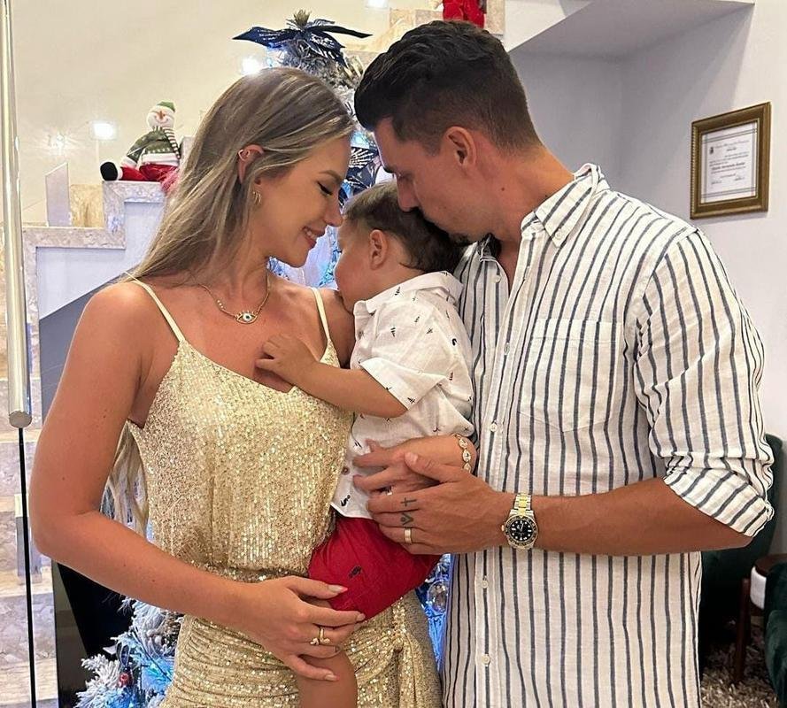 Lateral-esquerdo e zagueiro, Danilo Avelar passou o r�veillon com a esposa e filho 