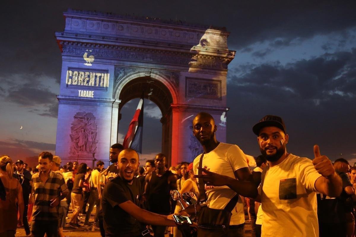 Quando a noite chegou, Paris ficou ainda mais linda: Torre Eiffel foi iluminada com as cores da bandeira francesa e Arco do Triunfo recebeu projees com rostos dos campees