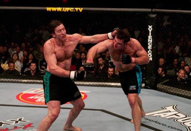Imagens da final do The Ultimate Fighter 1, entre Forrest Griffin e Stephan Bonnar, vencida por Griffin