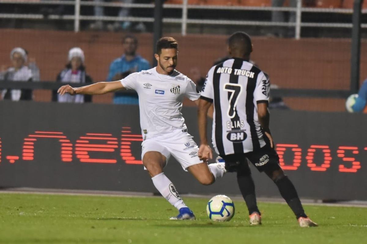 Atlético derrotou Santos por 2 a 1, de virada, com gols de Chará, e avançou às quartas de final da Copa do Brasil