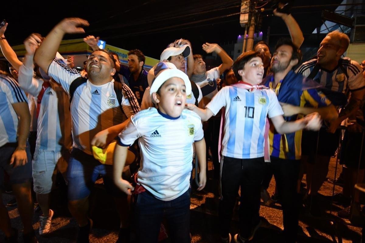 Torcedores de Argentina e Paraguai na chegada ao Minero para duelo pela Copa Amrica
