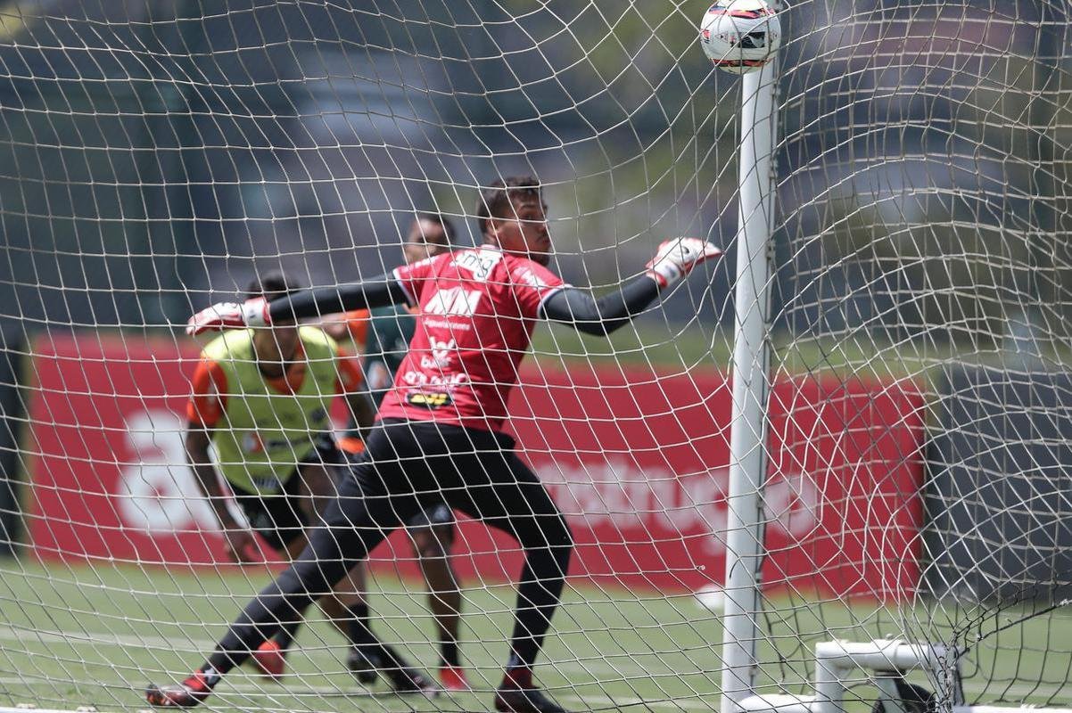 Com seriedade, mas tambm descontrao, o Atltico treinou sob sol forte na manh desta sexta-feira (21), na Cidade do Galo, em Vespasiano. Este foi o quinto dia de pr-temporada para o clube mineiro em 2022, sob o comando do tcnico argentino Antonio 'El Turco' Mohamed. Novas baixas, o volante Allan e o atacante Keno testaram positivo para COVID-19 e no participaram das atividades (ambos cumprem perodo de sete dias de isolamento social).