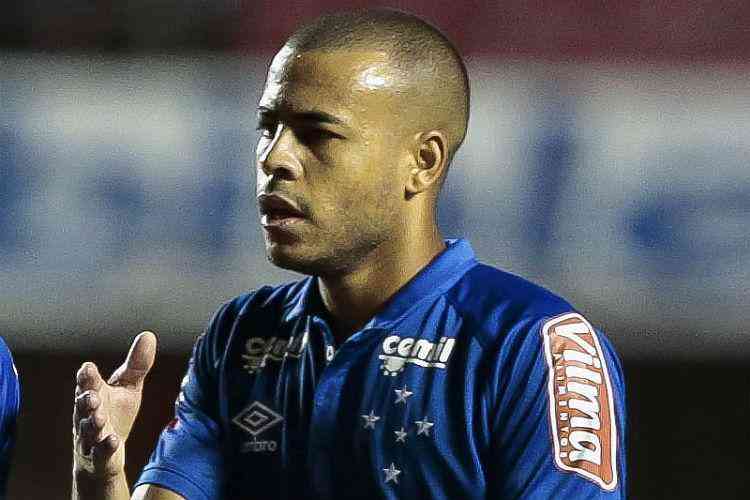 Mayke foi titular na quarta fase, em que o Cruzeiro ganhou do So Paulo no Morumbi, por 2 a 0, e perdeu no Mineiro, por 2 a 1.