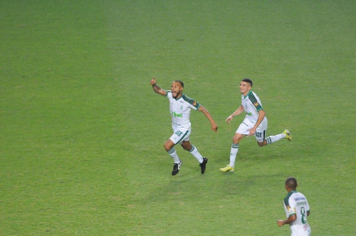 Na etapa final, Amrica desperdiou pnalti cobrado por Felipe Azevedo, mas conseguiu o empate em golao de Patric