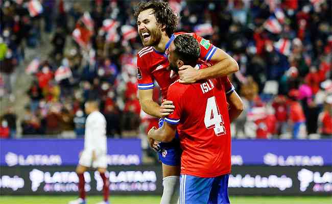 Brereton comemora com o lateral-direito Isla: Chile reage e volta a sonhar com a Copa no Catar