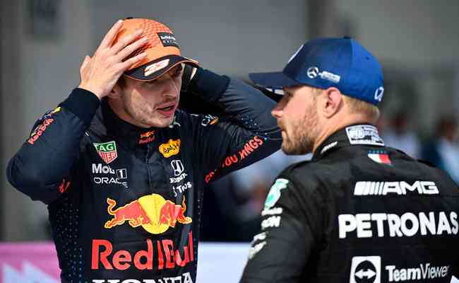 Max Verstappen, da Red Bull, em conversa com Valtteri Bottas, da Mercedes 