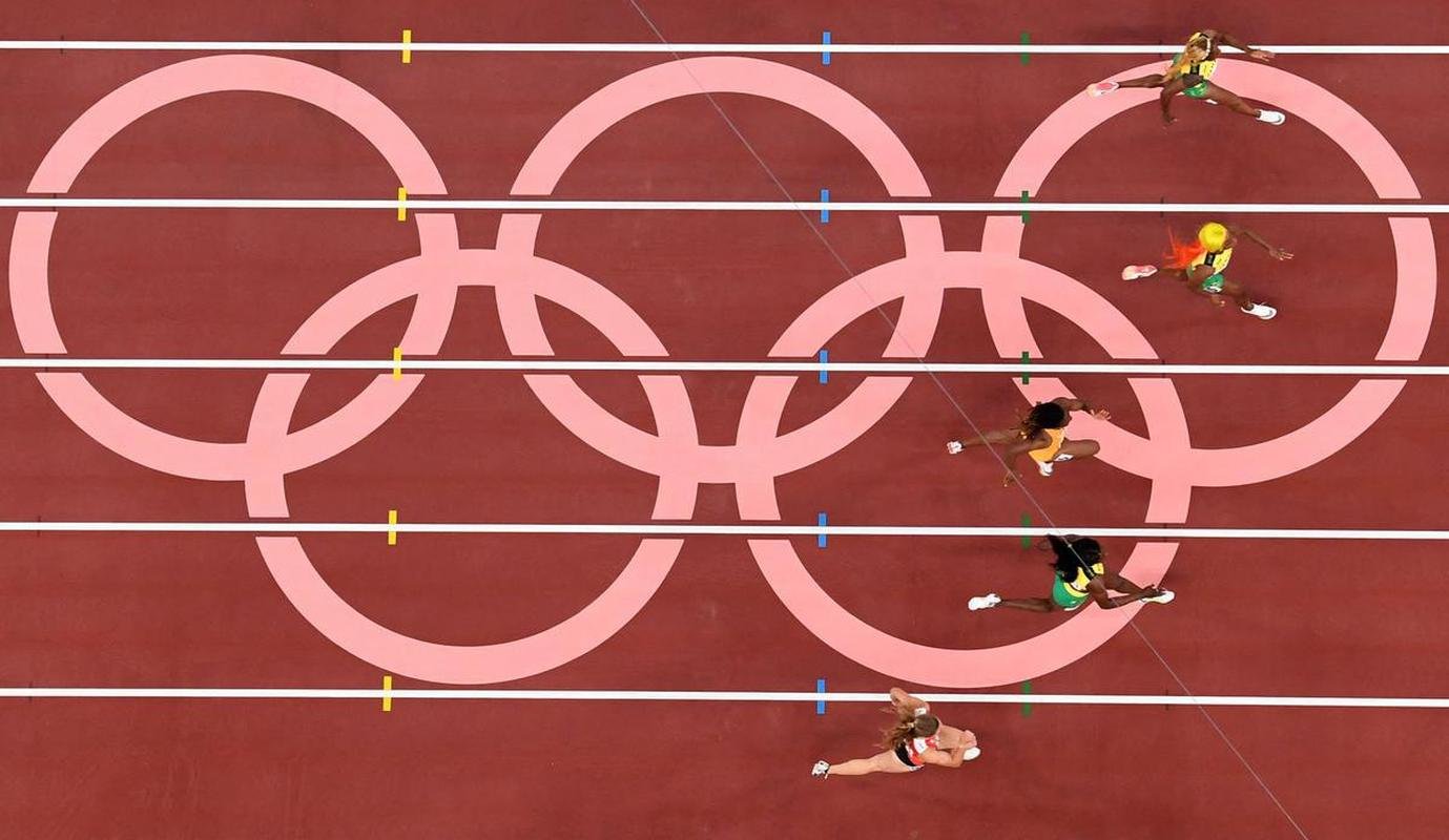 Fotos espetaculares da vitria da jamaicana Elaine Thompson-Herah nos 100m rasos dos Jogos Olmpicos de Tquio com o tempo de 10s61. A velocista quebrou o recorde olmpico e comandou o pdio jamaicano ao lado de Ann Fraser-Pryce, prata, e Shericka Jackson, bronze.