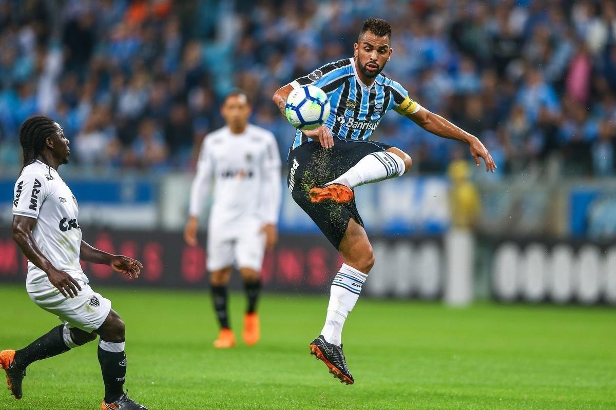 Grmio jogou melhor e conseguiu vitria por 2 a 0 sobre o Atltico na Arena, em Porto Alegre, pela 13 rodada do Campeonato Brasileiro