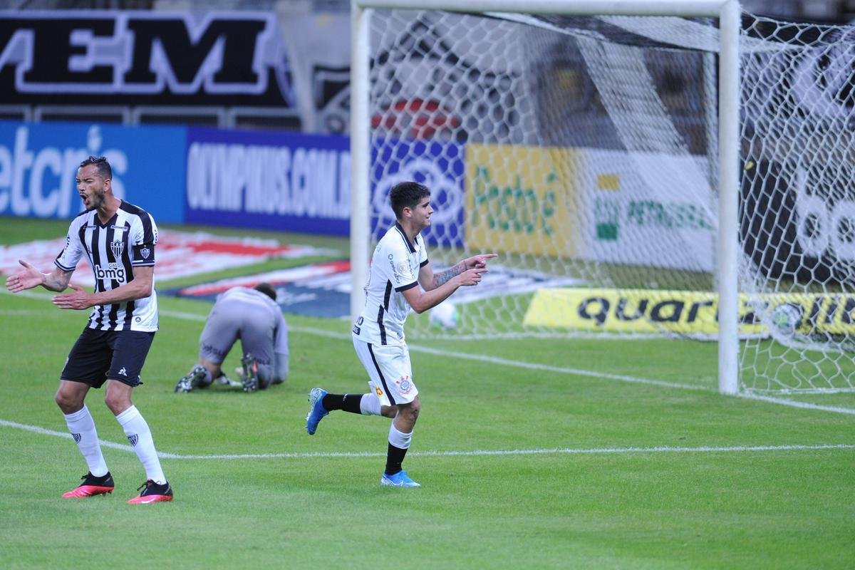 Araos marcou o segundo gol do Corinthians no Mineiro (Alexandre Guzanshe / EM DA PRESS)