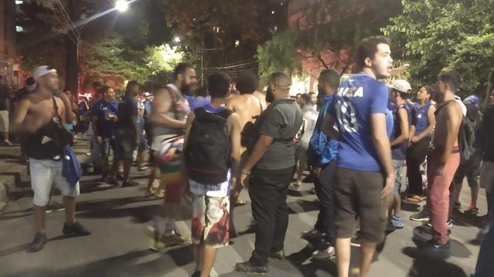 Torcedores do Cruzeiro voltam a protestar em frente  sede administrativa do clube, no Barro Preto