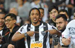 Ssia de Ronaldinho Gacho tirou muitos fotos com torcedores do Atltico no Mineiro