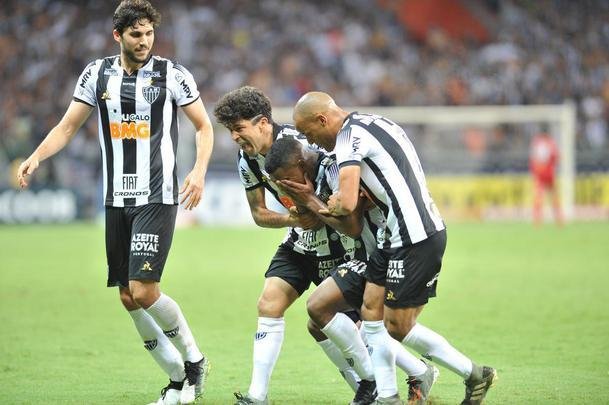 Marquinhos abriu o placar para o Atltico sobre o Gois com chute cruzado