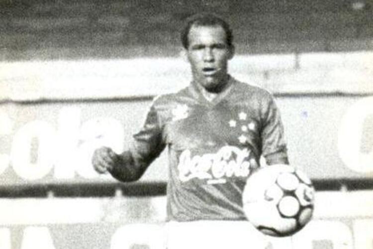 Hamilton, ex-atacante do Cruzeiro, aposta em vitria da equipe celeste por 2 a 1. ''Meu placar no  favorvel ao Cruzeiro s porque sou cruzeirense, mas sim por ser algo histrico, at porque, neste momento, o Cruzeiro est por baixo. O Atltico vai querer massacrar o Cruzeiro e o time vai deixar espaos. Ser uma equipe com excesso de confiana, relaxada e acomodada. Tipo assim, vamos ganhar fcil e, de repente, ver um Cruzeiro superando as dificuldades e um bom time''. O ex-jogador vestiu a camisa da Raposa entre 1986 e 1990, disputou 212 partidas e marcou 73 gols.